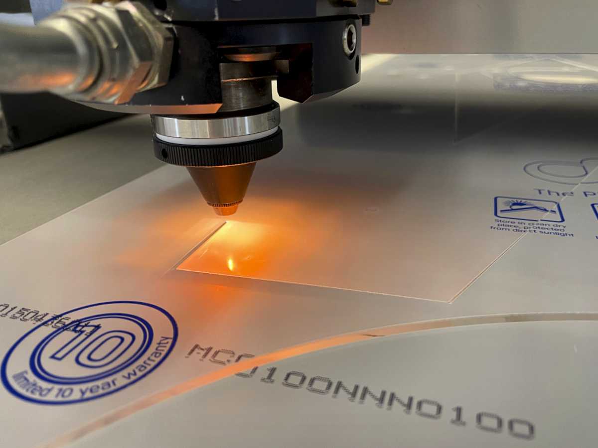 Laserkopf Acryl Glas schneiden mit polierten Kanten von Laserschneidmaschine