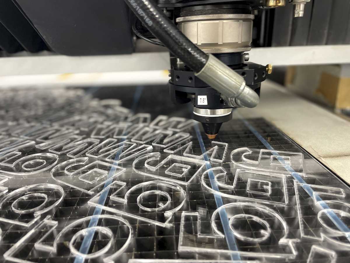 3D-Laserschneiden Acrylglas / Plexiglas mit perfekter Schnittkante