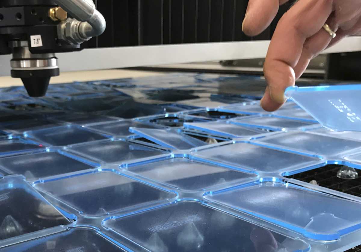 Acrylglasplatte Zuschnitt und Beschriftung von Laserschneid- und Graviermaschine