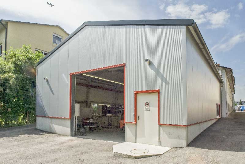 Neubau hinter dem Firmensitz: Große Halle für Plattenlager und Wasserstrahlmaschinen